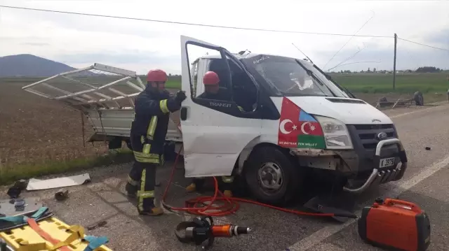 Denizli'de Trafik Kazası: 3 Yaralı Denizli'de Trafik Kazası: 3 Yaralı