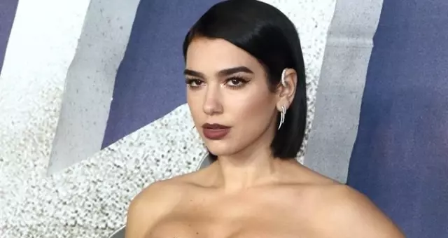 Dua Lipa, Bornozlu Pozuyla Takipçilerinden Tam Not Aldı! Dua Lipa, Bornozlu Pozuyla Takipçilerinden Tam Not Aldı!