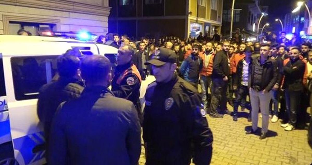 Eski Sevgilisi ve Ev Arkadaşlarını Darp Eden Zanlıyı Mahallelinin Elinden Polis Kurtardı
