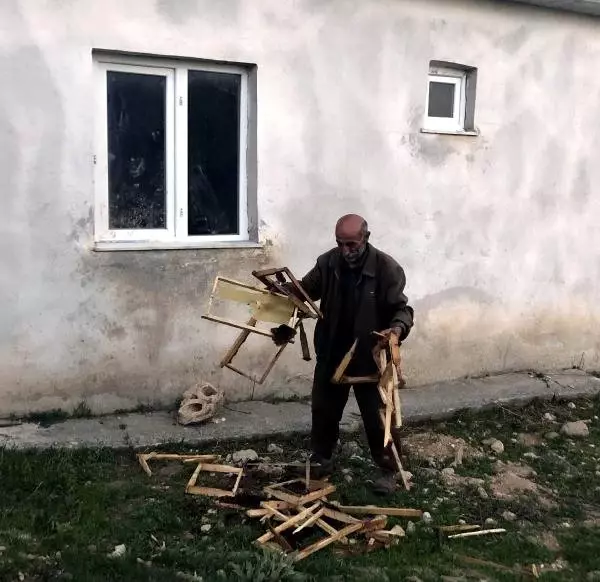 Evleri Zarar Gören Köylülerin Ayı Nöbeti Evleri Zarar Gören Köylülerin Ayı Nöbeti