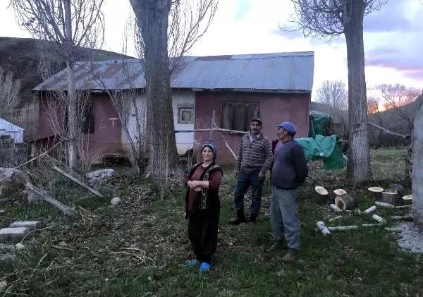 Evleri Zarar Gören Köylülerin Ayı Nöbeti Evleri Zarar Gören Köylülerin Ayı Nöbeti