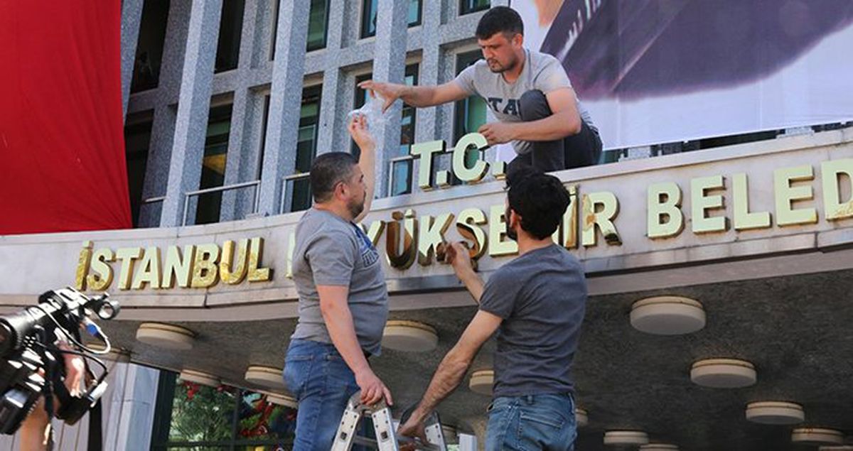İBB'den Açıklama: T.C. İstanbul Büyükşehir Belediyesi Yazısı Yerinde Durmaktadır