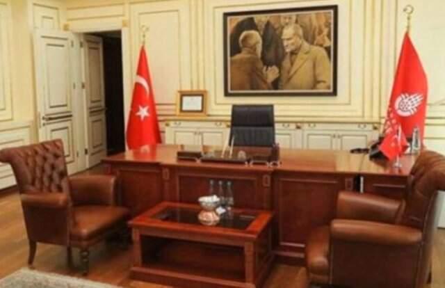 İBB'den Ekrem İmamoğlu'nun Atatürk Tablosu Çıkartıldı