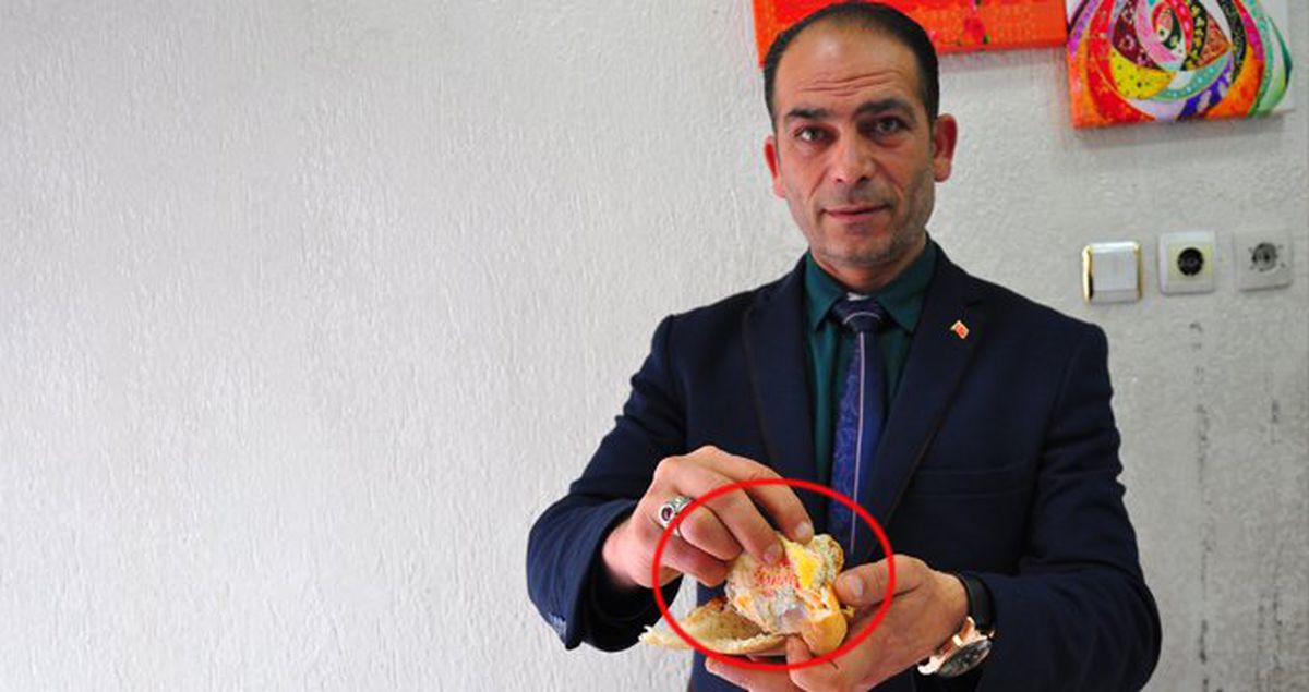 İftarlık Pideyi Bölen Vatandaş İçinden Çıkanı Görünce Aç Kaldı!