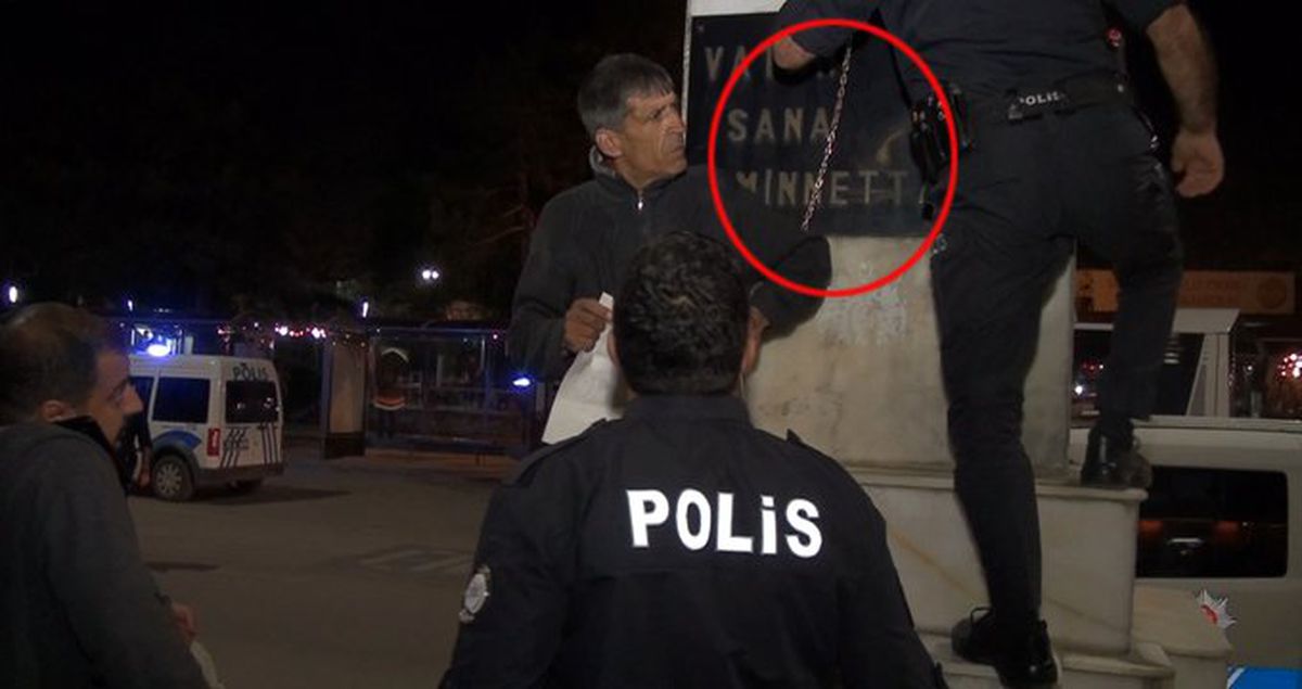 'İş İstiyorum' Diyen Vatandaş Kendini Atatürk Heykeline Zincirledi