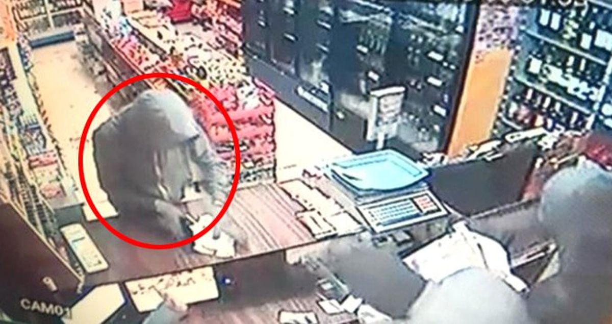 İzmir'de Silahlı Soygun Anı Kameraya Yansıdı
