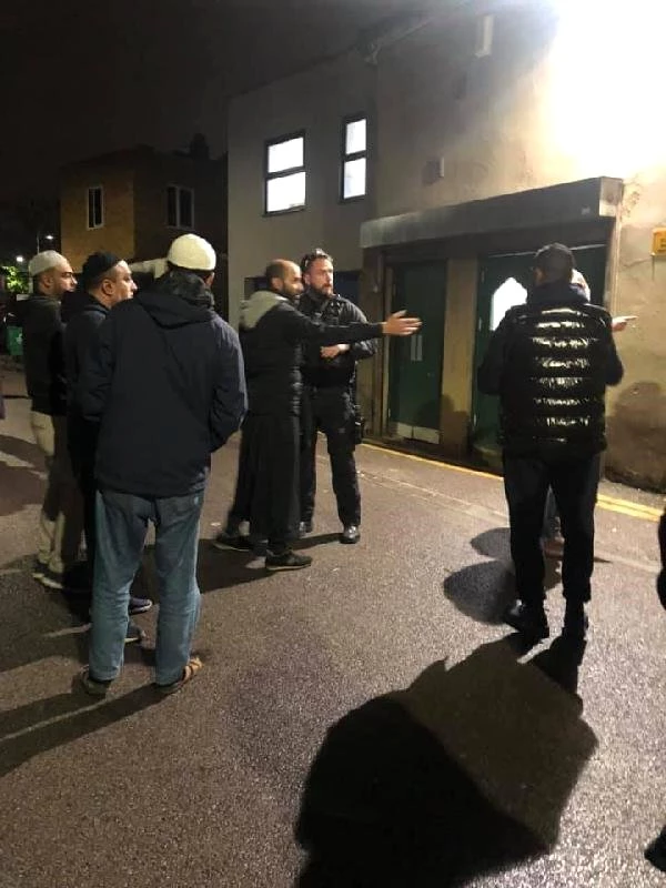 Londra'da Mescide Silahla Girmeye Çalışan Saldırganı, Cemaat Engelledi