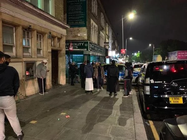 Londra'da Mescide Silahla Girmeye Çalışan Saldırganı, Cemaat Engelledi