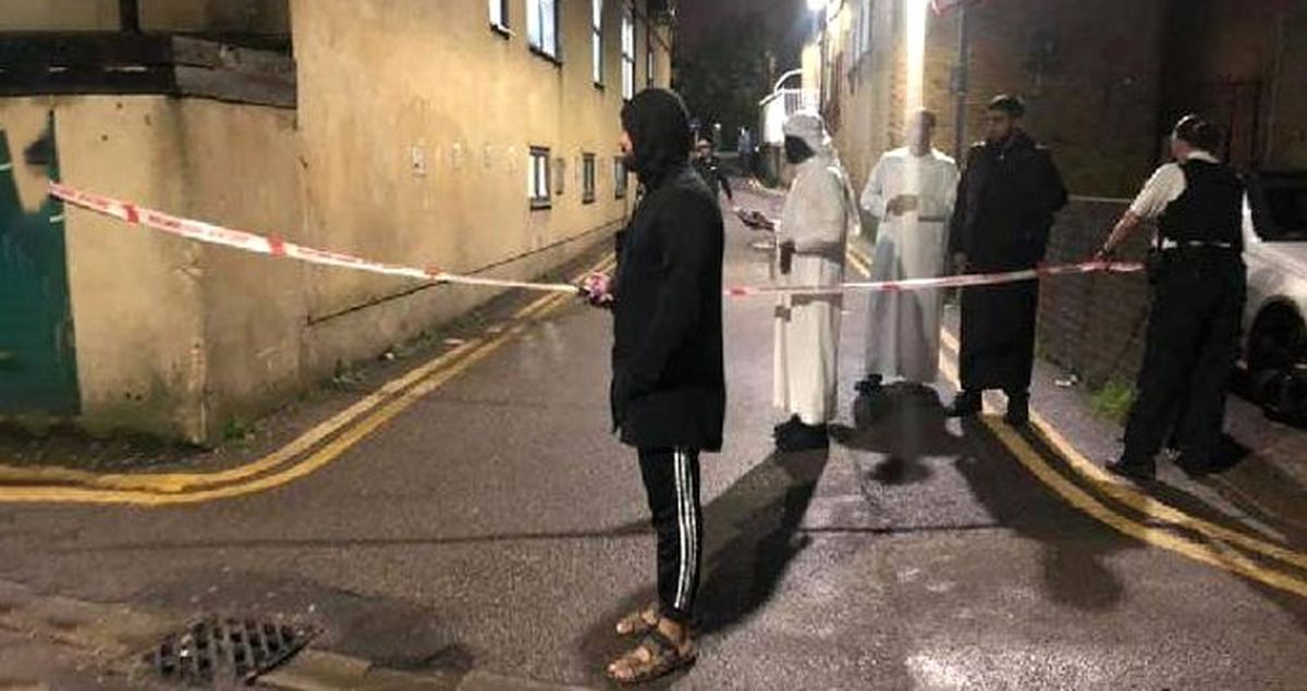Londra'da Camiye Silahla Girmeye Çalışan Saldırganı, Cemaat Engelledi