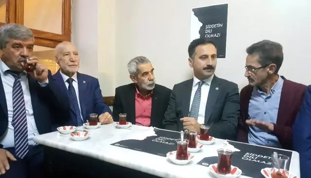 Sanatçılar ve Psikologlar Kahvehanelere İndi, 'Şiddetin Dili Olmaz' Dedi