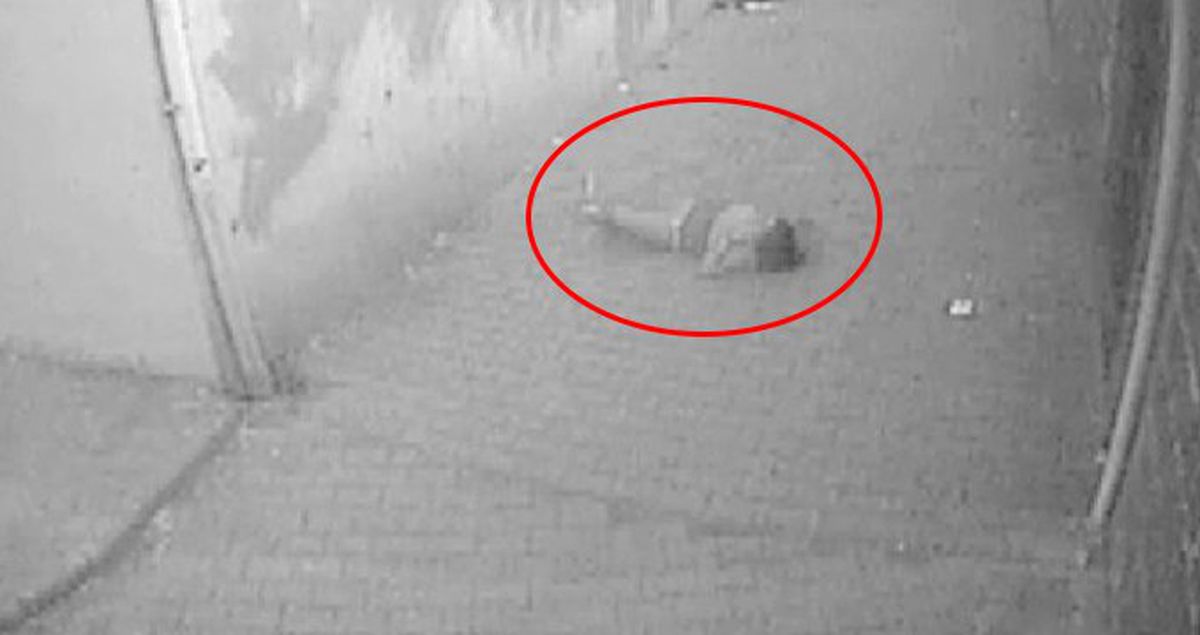 Üçüncü Kattaki Balkondan Yere Düşen Genç Kız, Hastaneye Kaldırıldı! O Anlar Kamerada