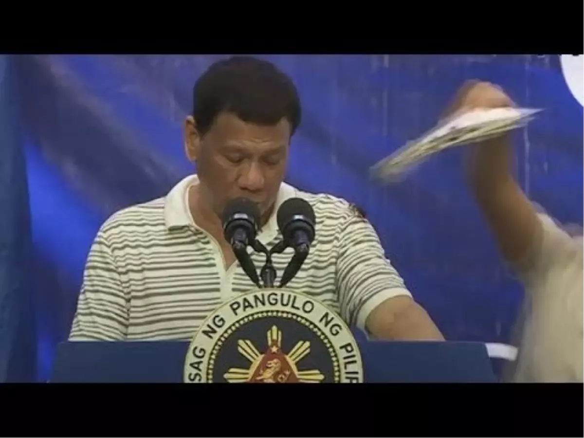 Video | Filipinler Devlet Başkanı Duterte'nin Hamam Böceği ile İmtihanı