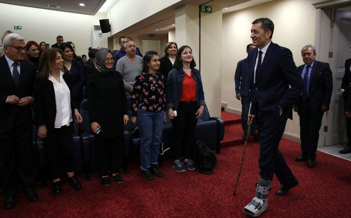 Bakan Selçuk'un Programa Bastonla Gelmesi Dikkat Çekti