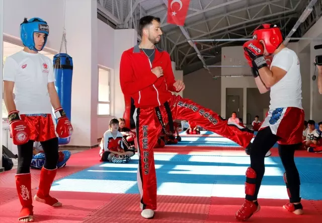 Camide İmam,salonda Kick Boks Antrenörü Camide İmam,salonda Kick Boks Antrenörü
