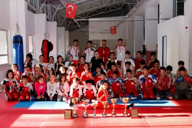 Camide İmam,salonda Kick Boks Antrenörü Camide İmam,salonda Kick Boks Antrenörü