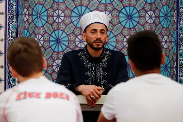 Camide İmam,salonda Kick Boks Antrenörü Camide İmam,salonda Kick Boks Antrenörü