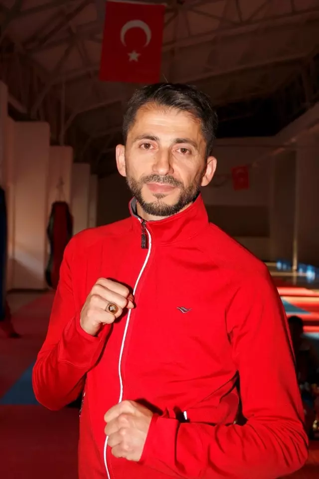 Camide İmam,salonda Kick Boks Antrenörü Camide İmam,salonda Kick Boks Antrenörü
