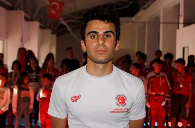 Camide İmam,salonda Kick Boks Antrenörü Camide İmam,salonda Kick Boks Antrenörü