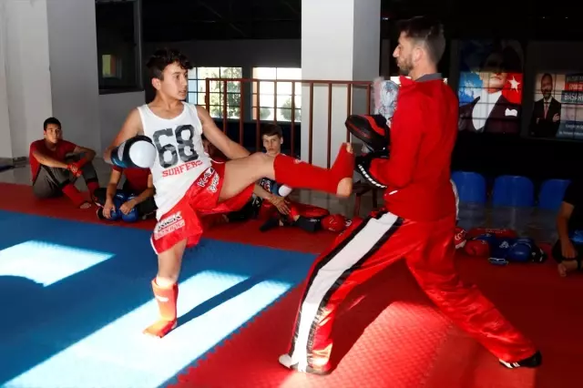 Camide İmam,salonda Kick Boks Antrenörü Camide İmam,salonda Kick Boks Antrenörü