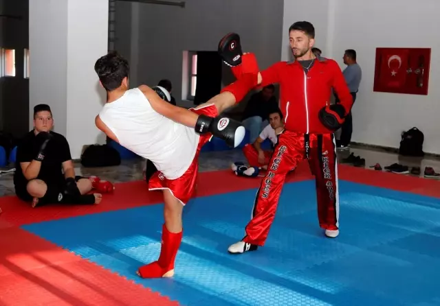 Camide İmam,salonda Kick Boks Antrenörü Camide İmam,salonda Kick Boks Antrenörü