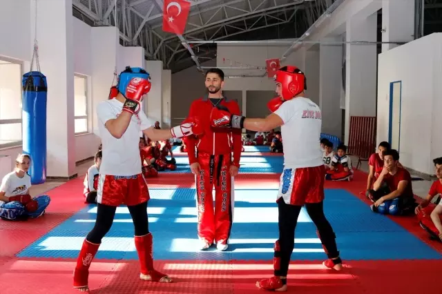 Camide İmam,salonda Kick Boks Antrenörü Camide İmam,salonda Kick Boks Antrenörü