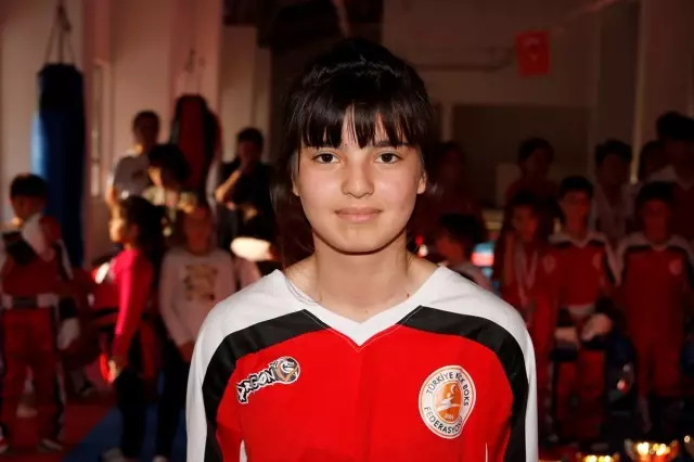 Camide İmam,salonda Kick Boks Antrenörü Camide İmam,salonda Kick Boks Antrenörü