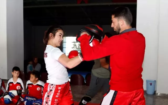 Camide İmam,salonda Kick Boks Antrenörü Camide İmam,salonda Kick Boks Antrenörü
