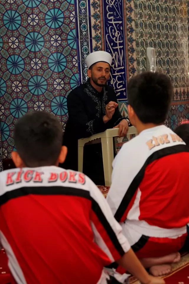 Camide İmam,salonda Kick Boks Antrenörü Camide İmam,salonda Kick Boks Antrenörü