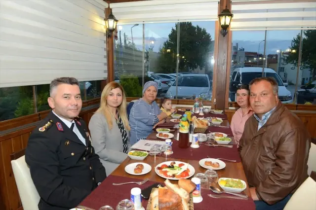 Eceabat'ta Şehit Yakınları ve Gaziler İftar Sofrasında Buluştu Eceabat'ta Şehit Yakınları ve Gaziler İftar Sofrasında Buluştu