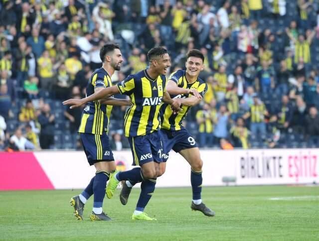 Fenerbahçe, Akhisarspor'u 2-1 Mağlup Etti