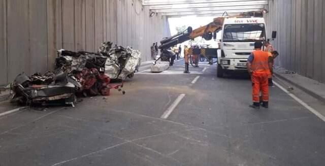 Hurda Araç Yüklü Kamyon Beton Bloklara Çarparak Kaza Yaptı