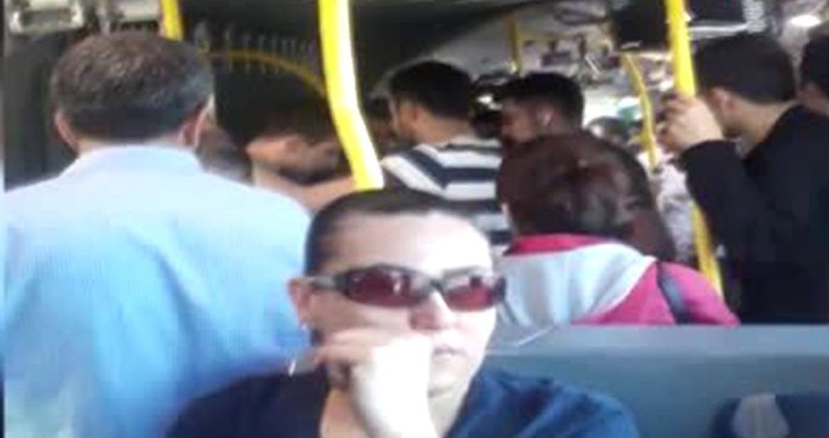 Metrobüste Körük Bölümündeki Yer İçin Kavga Eden Vatandaşlar Kameraya Yansıdı