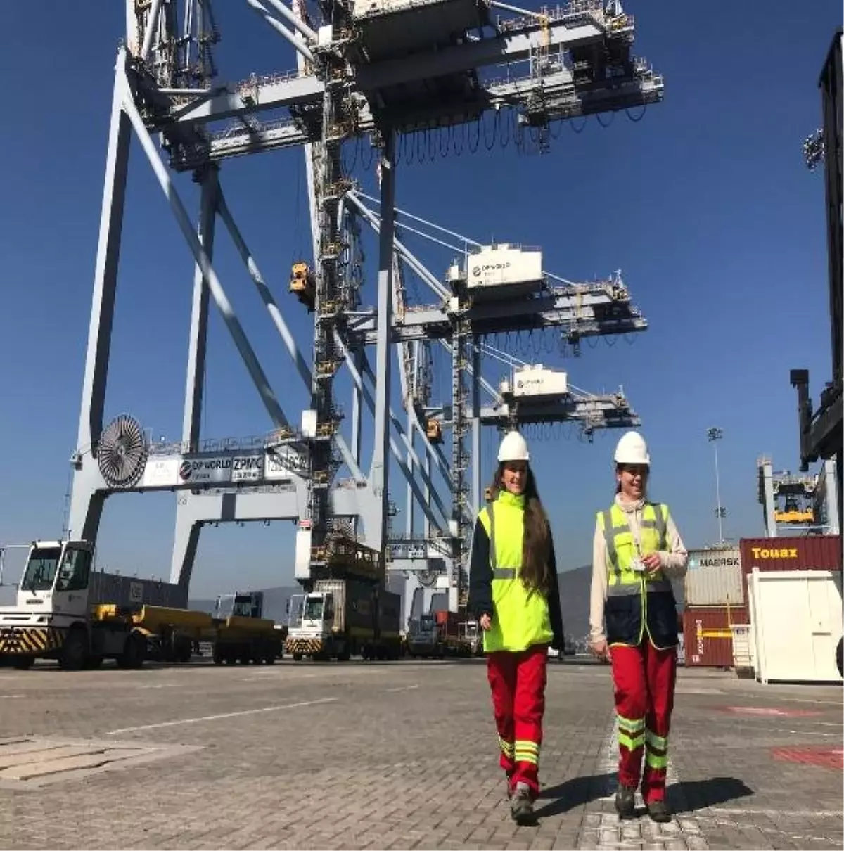 Tonlarca Ağırlıktaki Konteynerleri Kadınlar Yükleyip, İndiriyor