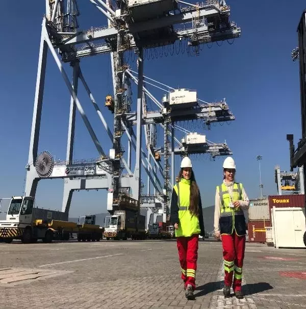 Tonlarca Ağırlıktaki Konteynerleri Kadınlar Yükleyip, İndiriyor Tonlarca Ağırlıktaki Konteynerleri Kadınlar Yükleyip, İndiriyor