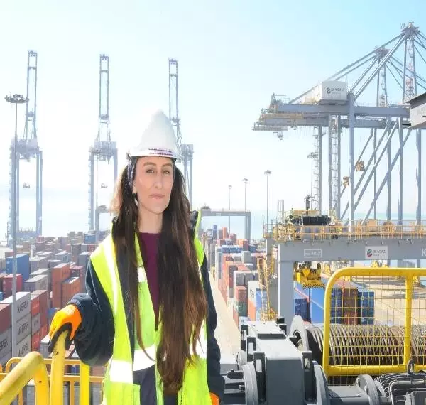 Tonlarca Ağırlıktaki Konteynerleri Kadınlar Yükleyip, İndiriyor Tonlarca Ağırlıktaki Konteynerleri Kadınlar Yükleyip, İndiriyor