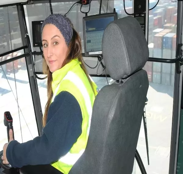 Tonlarca Ağırlıktaki Konteynerleri Kadınlar Yükleyip, İndiriyor Tonlarca Ağırlıktaki Konteynerleri Kadınlar Yükleyip, İndiriyor