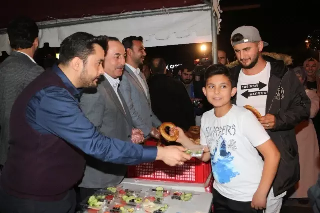 Bakan Çavuşoğlu Memleketi Alanya'da Vatandaşa Simit İkram Etti