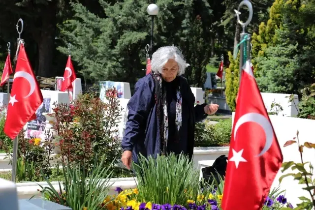 Cebeci ve Karşıyaka Şehitliğinde Hüzünlü