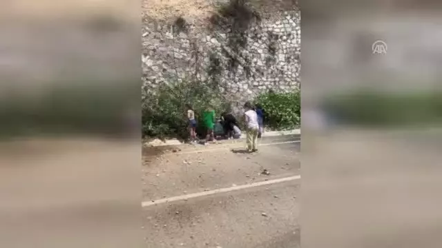 Çekici Uçuruma Yuvarlandı: 2 Ölü, 1 Yaralı Çekici Uçuruma Yuvarlandı: 2 Ölü, 1 Yaralı