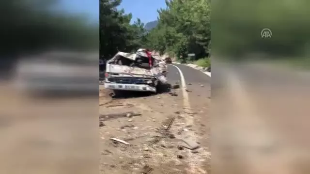 Çekici Uçuruma Yuvarlandı: 2 Ölü, 1 Yaralı Çekici Uçuruma Yuvarlandı: 2 Ölü, 1 Yaralı
