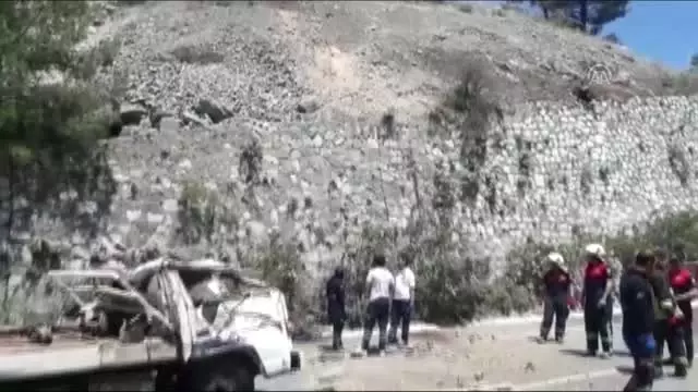 Çekici Uçuruma Yuvarlandı: 2 Ölü, 1 Yaralı Çekici Uçuruma Yuvarlandı: 2 Ölü, 1 Yaralı