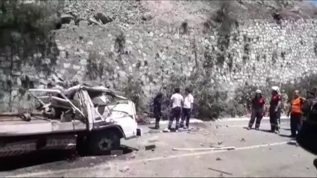 Çekici Uçuruma Yuvarlandı: 2 Ölü, 1 Yaralı Çekici Uçuruma Yuvarlandı: 2 Ölü, 1 Yaralı