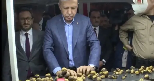 Cumhurbaşkanı Erdoğan ile Kestaneci Arasında Geçen Diyalog Vatandaşları Gülümsetti Cumhurbaşkanı Erdoğan ile Kestaneci Arasında Geçen Diyalog Vatandaşları Gülümsetti