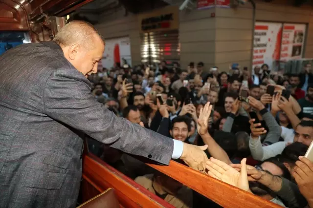 Cumhurbaşkanı Erdoğan ile Kestaneci Arasında Geçen Diyalog Vatandaşları Gülümsetti Cumhurbaşkanı Erdoğan ile Kestaneci Arasında Geçen Diyalog Vatandaşları Gülümsetti