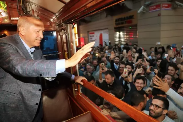 Cumhurbaşkanı Erdoğan ile Kestaneci Arasında Geçen Diyalog Vatandaşları Gülümsetti Cumhurbaşkanı Erdoğan ile Kestaneci Arasında Geçen Diyalog Vatandaşları Gülümsetti