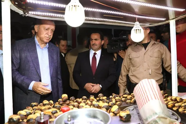 Cumhurbaşkanı Erdoğan ile Kestaneci Arasında Geçen Diyalog Vatandaşları Gülümsetti Cumhurbaşkanı Erdoğan ile Kestaneci Arasında Geçen Diyalog Vatandaşları Gülümsetti