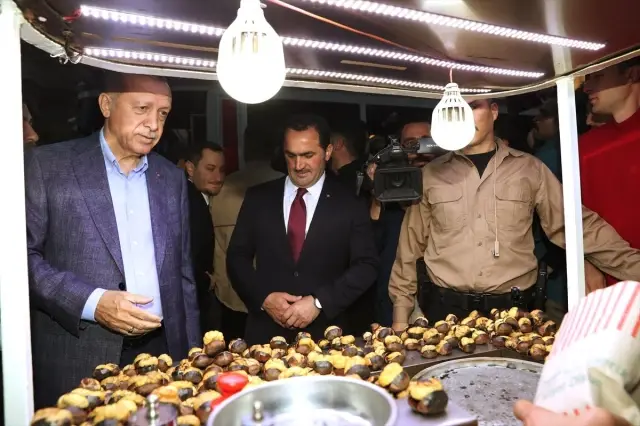 Cumhurbaşkanı Erdoğan ile Kestaneci Arasında Geçen Diyalog Vatandaşları Gülümsetti Cumhurbaşkanı Erdoğan ile Kestaneci Arasında Geçen Diyalog Vatandaşları Gülümsetti