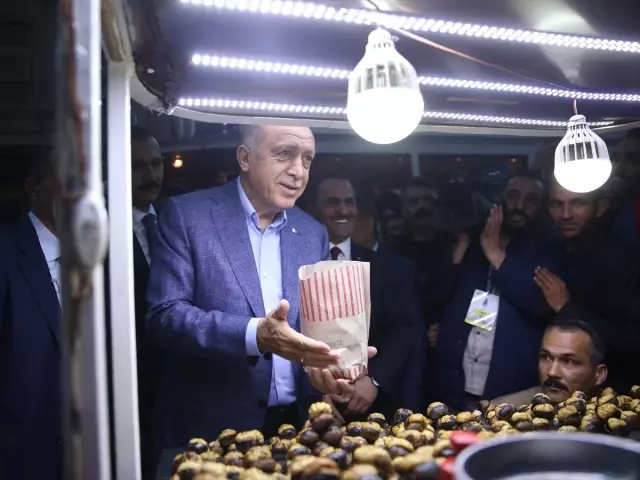 Cumhurbaşkanı Erdoğan ile Kestaneci Arasında Geçen Diyalog Vatandaşları Gülümsetti Cumhurbaşkanı Erdoğan ile Kestaneci Arasında Geçen Diyalog Vatandaşları Gülümsetti