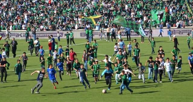 Denizlispor Taraftarı İlk Yarı Bitince Sahaya Girip, Top Oynadı