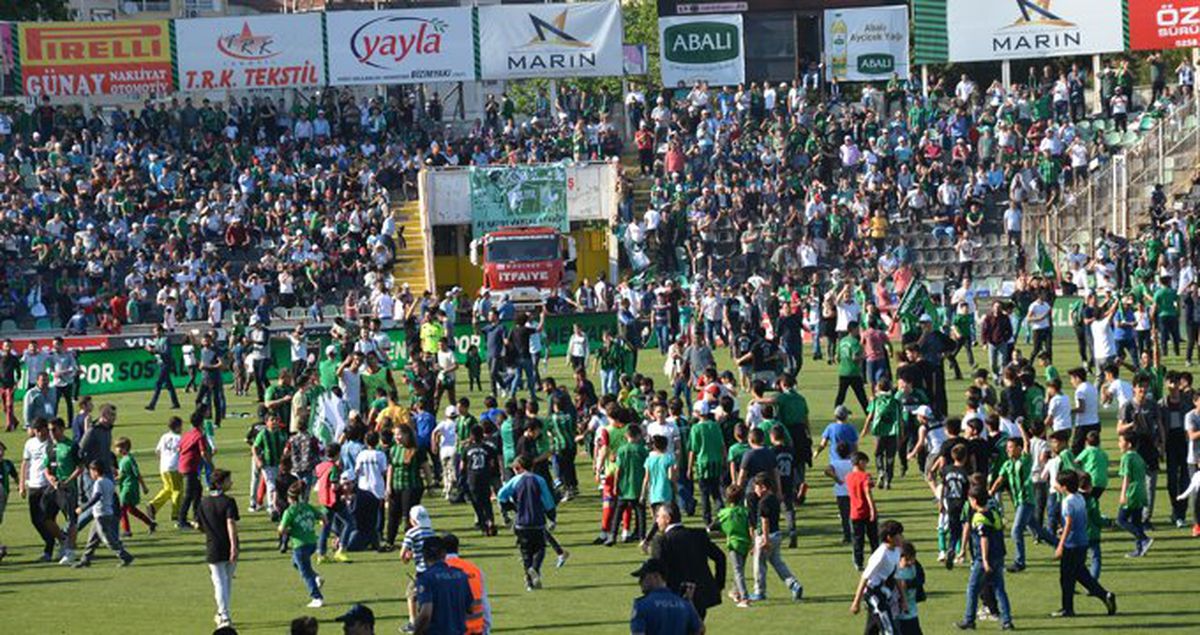 Denizlispor Taraftarı İlk Yarı Bitince Sahaya Girip, Top Oynadı